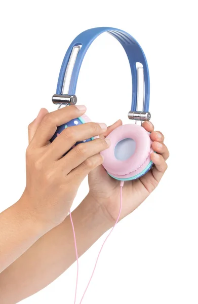 Mano sosteniendo auriculares azules con color pastel rosa aislado en —  Fotos de Stock