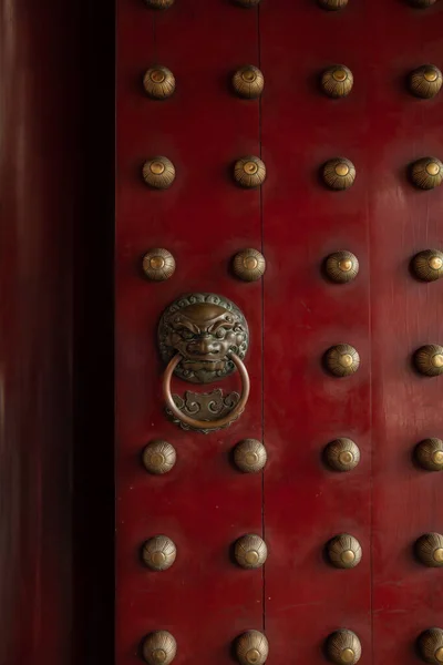 Detalle de una puerta roja del templo —  Fotos de Stock