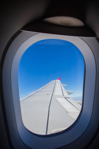 Blue sky viewed from inside an airplane window — Stock Photo, Image