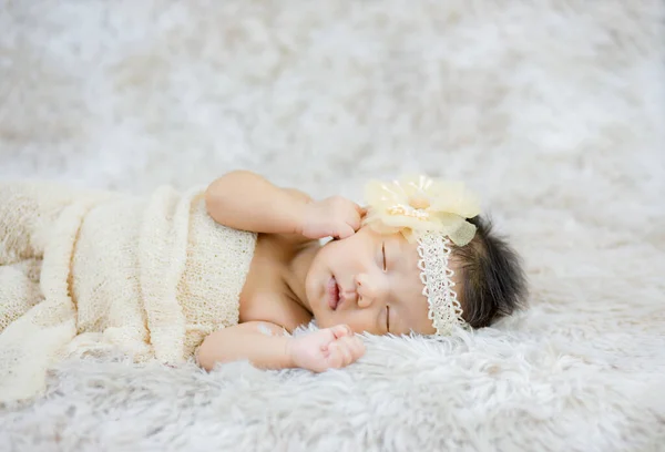 Cerca lindo recién nacido con diadema de flores en alfombras de lana, f —  Fotos de Stock