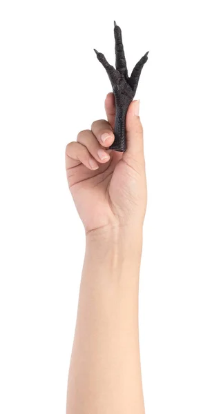 Рука тримає чорні курячі ноги ізольовані на білому тлі — стокове фото