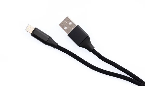 Schwarzes USB-Kabel für Smartphone isoliert auf weißem Hintergrund. — Stockfoto