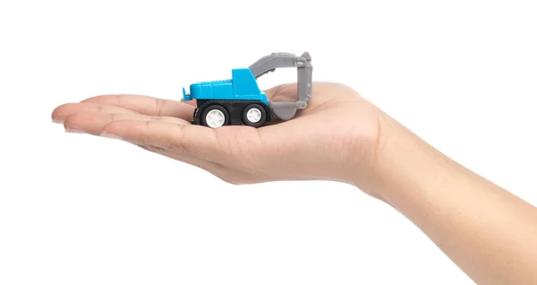 Рука тримає іграшковий трактор ізольовано на білому тлі . — стокове фото