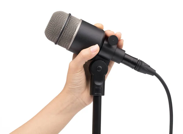 Рука держать микрофон изолирован на белом фоне — стоковое фото
