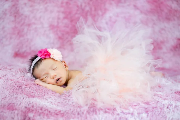 Preciosa moda bebé recién nacido con falda tutú en alfombras backgr —  Fotos de Stock