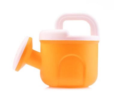 Turuncu plastik sulama kutusu beyaz bir arkaplanda izole edilebilir.