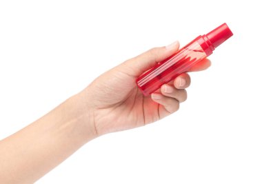 Beyaz arka planda el ele tutuşan parfüm şişesi