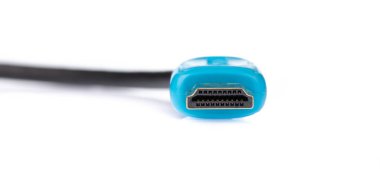 Beyaz arkaplanda HDMI kablosu izole edildi.