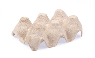 Beyaz arka planda izole edilmiş boş yumurta tepsisi