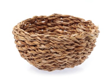 Boş hasır sepet beyaz arkaplanda izole edildi