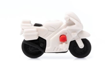 Lastik silgi motosikleti beyaz arkaplanda izole edilmiş.
