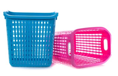 Boş plastik çamaşır sepetini beyaz arkaplanda ayır 