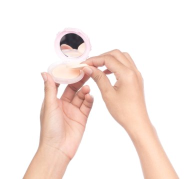 Beyaz sırt deliğine izole edilmiş pembe makyaj malzemesi çantası.