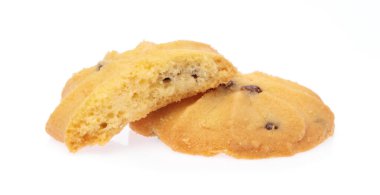 Beyaz arka planda izole edilmiş çikolatalı kurabiyeler.