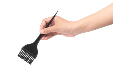 El ele tutuşup tarağı tarayıp saçlarını keserken beyaz sırtında izole bir şekilde öldü.