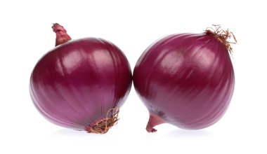 beyaz arkaplanda izole edilmiş soğan rengi