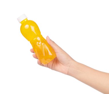 Beyaz arka planda izole edilmiş portakal suyunu şişede tutan el.