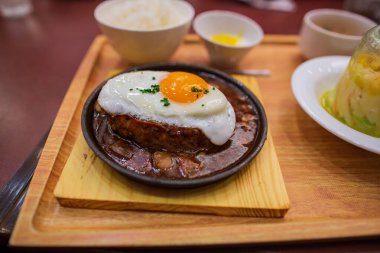 Japon köri sosu ve sahanda yumurta.