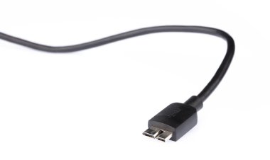 Beyaz arkaplanda HDMI kablosu izole edildi