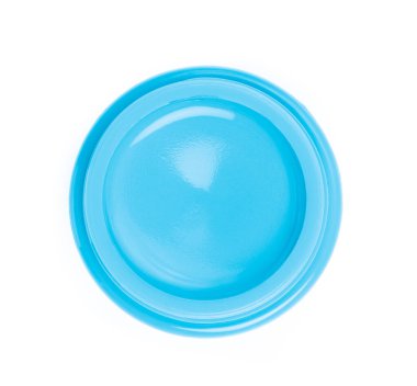 Beyaz arkaplanda dudak kremi izole edildi