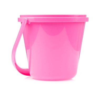 Beyaz arkaplanda izole edilmiş su için pembe plastik kova