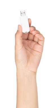 Beyaz Usb flaş belleği beyaz bir torbaya izole edilmiş.