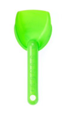 Beyaz arka planda izole edilmiş küçük plastik oyuncak kürek..