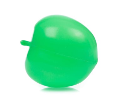 Beyaz arkaplanda izole edilmiş yapay elmanın yakın çekimi 