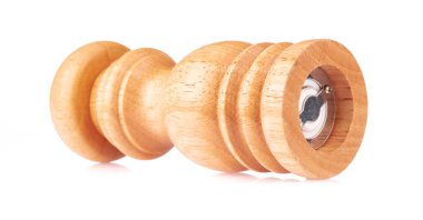 Biber için ezilmiş ahşap şişe beyaz arka planda izole edilmiş.