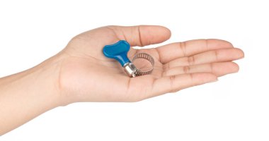 Metal hortum kıskacı beyaz bir grupta izole edilmiş.