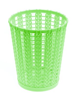 Beyaz arkaplanda izole edilmiş kalem ve kalemler için sepet.