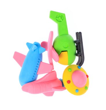 Beyaz arkaplanda izole edilmiş silgi yığını