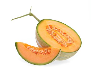 Dilimlenmiş kavun, beyaz arka planda izole edilmiş.