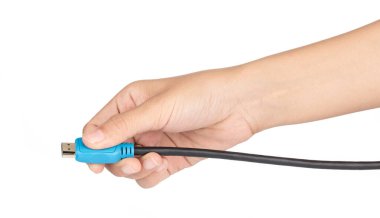 Beyaz arkaplanda el ele tutuşan Hdmi kablosu izole edildi.