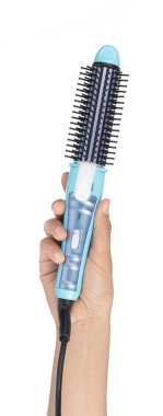 El ele tutuşan saç maşası yuvarlak fırça Beyaz torbaya izole edilmiş.