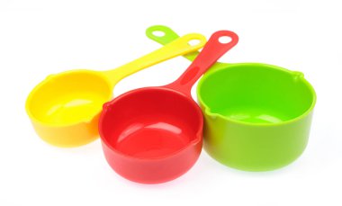 Beyaz arkaplanda izole edilmiş plastik kepçe