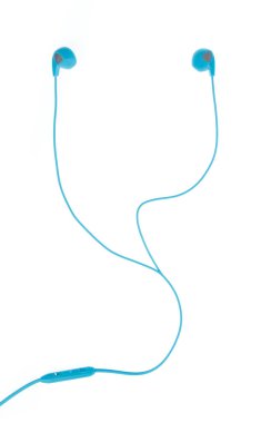 Mavi kulaklıklar beyaz arkaplanda izole edilmiş.