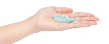 Beyaz arka planda izole edilmiş plastik kablo bağları.