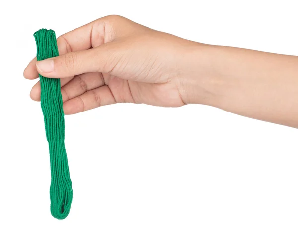 Hand vasthouden Close up groen garen geïsoleerd op witte rug gr — Stockfoto