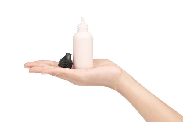 Ręka gospodarstwa makijaż płyn fundament izolowany na białym tle — Zdjęcie stockowe