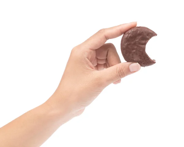 Рука тримає шоколадне печиво Брауні Ізольовані на білому фоні — стокове фото