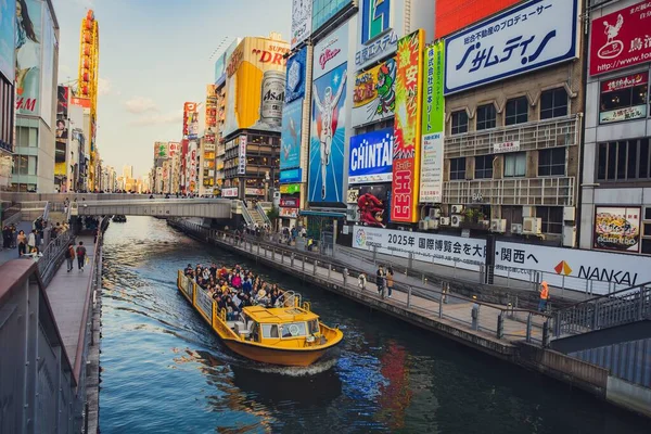 OSAKA, JAPAN - May 10, 2018: Tourist boat on the canal to see fa — Stockfoto