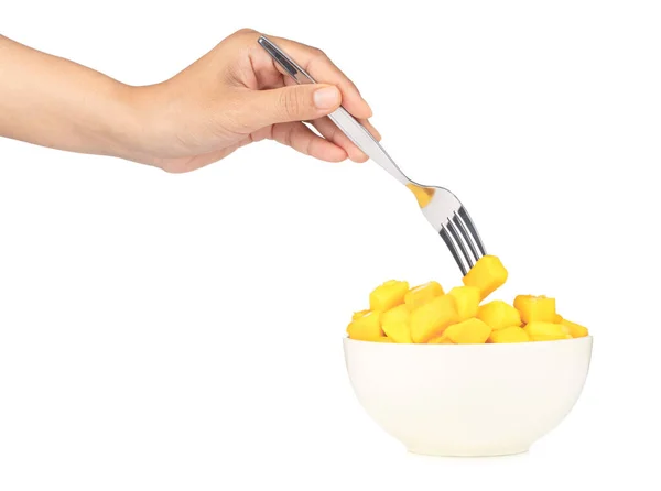 Mano tenuta dolce mango da una forchetta isolata su sfondo bianco — Foto Stock