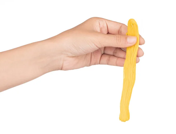 Hand houden Close up geel garen draad geïsoleerd op witte rug — Stockfoto