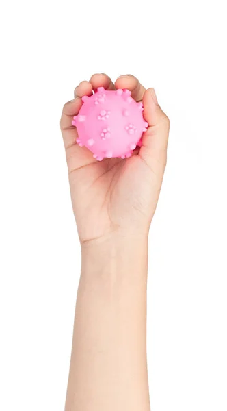 Mão segurando bola brinquedo para animal de estimação isolado no fundo branco — Fotografia de Stock