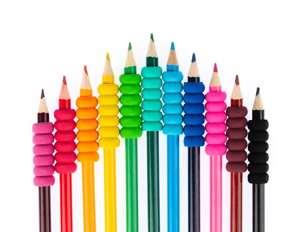 Цветные карандаши ряд с волной на нижней стороне изолированы на белой ба — стоковое фото