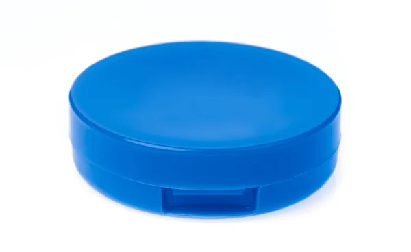 Pó azul de maquiagem em caixa de plástico isolada sobre fundo branco — Fotografia de Stock