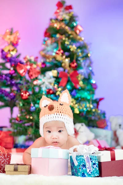 Szczęśliwego Nowego Roku choinka z cute little baby noszenie lisa — Zdjęcie stockowe