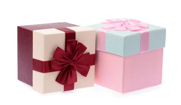 Caixa de presentes com fita isolada no fundo branco — Fotografia de Stock