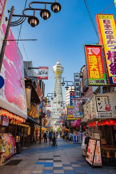Osaka, Japan - 10 maj 2018: Tsutenkaku Tower är en symbol för en n — Stockfoto